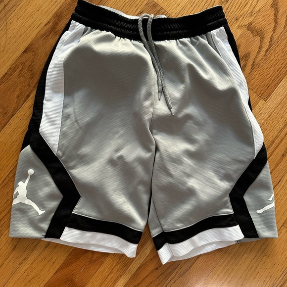 Youth medium Jordan shorts - Picture 1 of 2